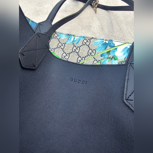 Authentic large Gucci GG Monogram Blooms Reversible Tote - Picture 11 of 16